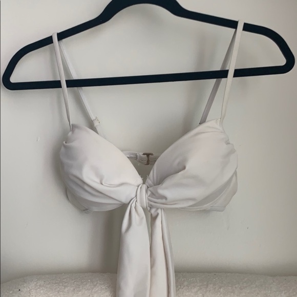 Robin Piccone, F21 - Picture 5 of 5